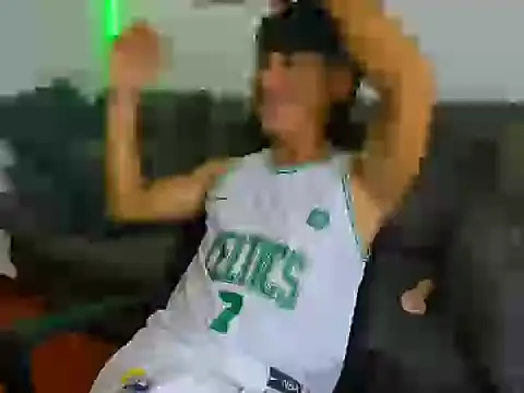 Snapshot of Mikke18 chatting on December 19, 3:24 am Mikke18 online show from December 19, 3:24 am