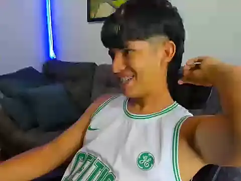 Snapshot of Mikke18 chatting on December 23, 3:37 am Mikke18 online show from December 23, 3:37 am