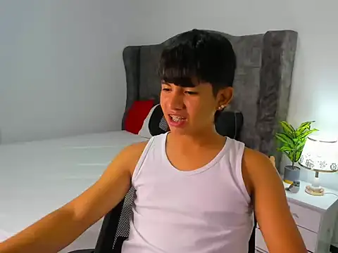 Snapshot of Mikke18 chatting on January 13, 2:06 am Mikke18 online show from January 13, 2:06 am