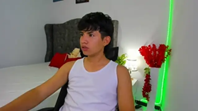 Snapshot of Mikke18 chatting on February 1, 4:44 am Mikke18 online show from February 1, 4:44 am