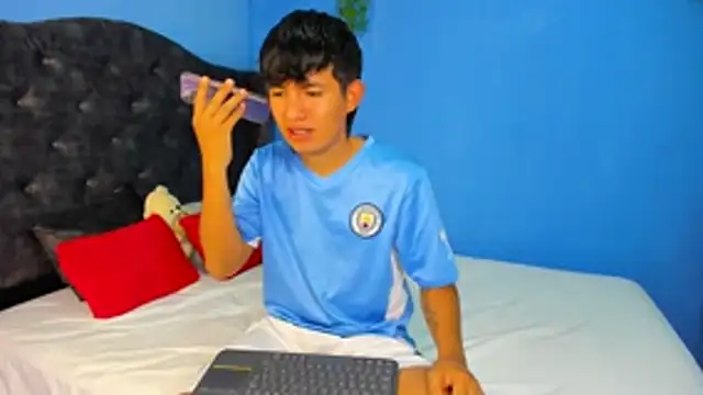 Snapshot of Mikke18 chatting on February 5, 8:24 pm Mikke18 online show from February 5, 8:24 pm