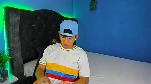 Snapshot of Mikke18 chatting on February 17, 8:26 pm Mikke18 online show from February 17, 8:26 pm