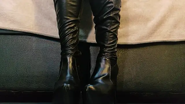 Snapshot of MilaDeRoux chatting on February 11, 3:33 am MilaDeRoux online show from February 11, 3:33 am