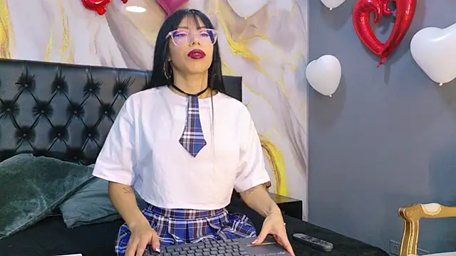 Snapshot of MilaDeRoux chatting on February 13, 4:19 am MilaDeRoux online show from February 13, 4:19 am