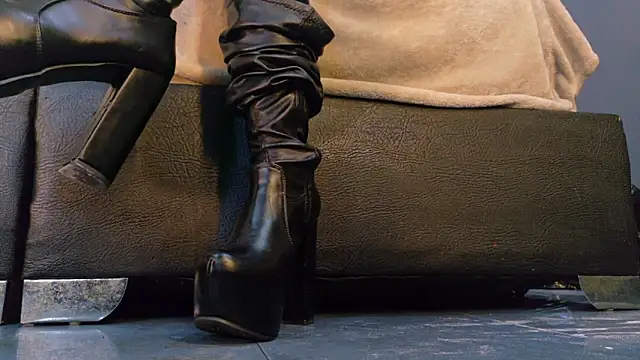 Snapshot of MilaDeRoux chatting on February 19, 3:35 am MilaDeRoux online show from February 19, 3:35 am