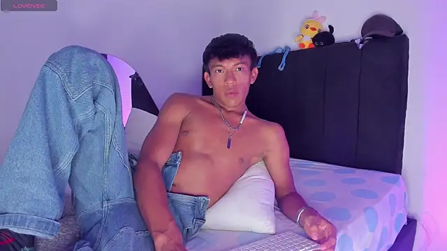 santinaughty online show from April 7, 12:33 am