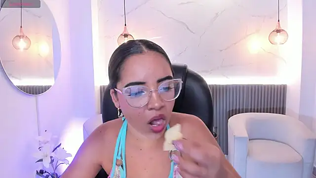 Snapshot of alana_martiins chatting on May 28, 7:44 pm alana martiins online show from May 28, 7:44 pm