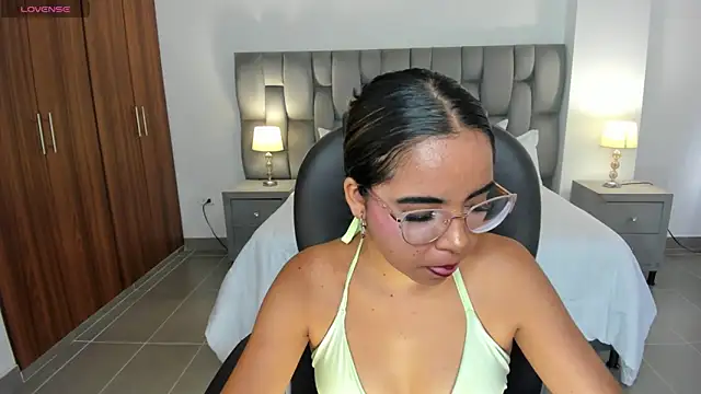 Snapshot of alana_martiins chatting on May 29, 7:12 pm alana martiins online show from May 29, 7:12 pm