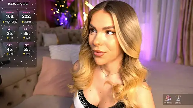 Snapshot of ChloeVelvetx chatting on December 18, 9:32 pm ChloeVelvetx online show from December 18, 9:32 pm