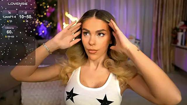 Snapshot of ChloeVelvetx chatting on December 22, 10:40 pm ChloeVelvetx online show from December 22, 10:40 pm