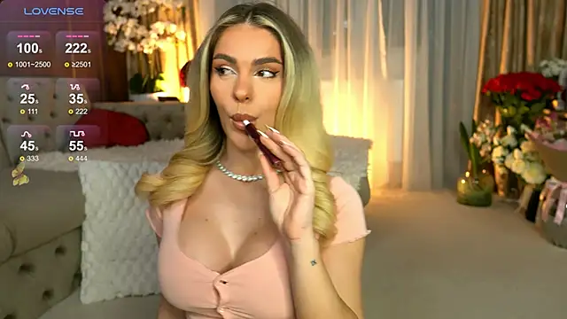 Snapshot of ChloeVelvetx chatting on February 17, 9:32 pm ChloeVelvetx online show from February 17, 9:32 pm