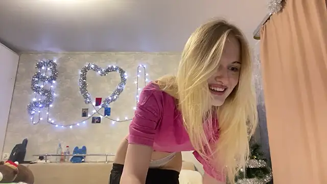 Snapshot of CelenFomes chatting on December 3, 4:42 am CelenFomes online show from December 3, 4:42 am