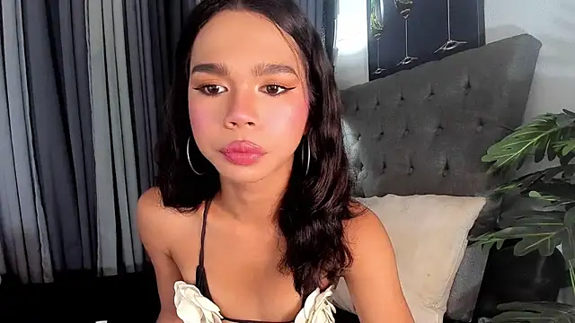 Snapshot of asianpetiteprincess chatting on May 20, 8:04 pm asianpetiteprincess online show from May 20, 8:04 pm