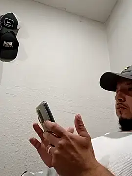 Snapshot of Lalin2323 chatting on February 11, 1:21 am Lalin2323 online show from February 11, 1:21 am