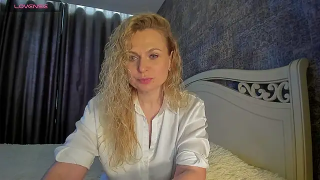 Snapshot of LanaLight_x chatting on June 11, 2:15 pm LanaLight x online show from June 11, 2:15 pm