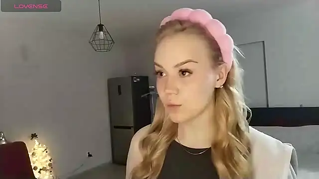 LunaPeony online show from December 19, 9:11 pm