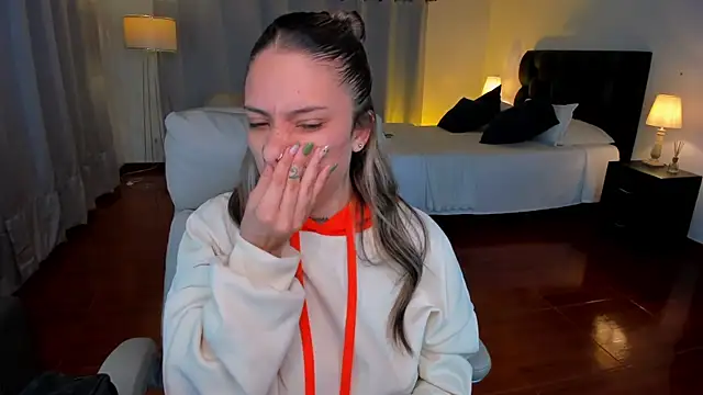 Snapshot of Zara_Wolf_ chatting on February 22, 11:09 am Zara Wolf online show from February 22, 11:09 am