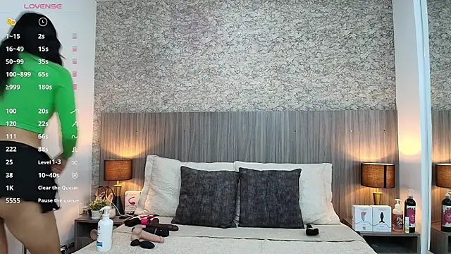 nicol alvarez online show from April 18, 11:47 am