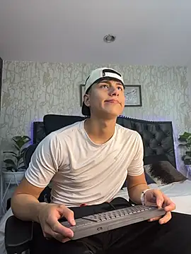 Snapshot of Lander_Cruz chatting on April 27, 8:07 pm Lander Cruz online show from April 27, 8:07 pm