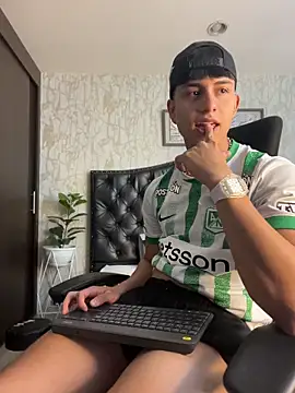 Snapshot of Lander_Cruz chatting on May 28, 8:17 pm Lander Cruz online show from May 28, 8:17 pm
