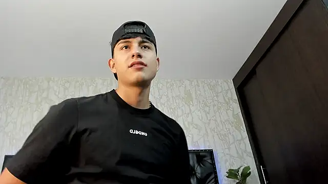 Snapshot of Lander_Cruz chatting on July 10, 8:11 pm Lander Cruz online show from July 10, 8:11 pm