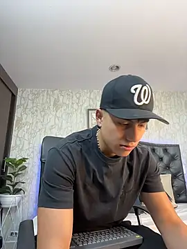 Snapshot of Lander_Cruz chatting on July 15, 7:19 pm Lander Cruz online show from July 15, 7:19 pm
