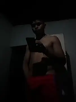 Snapshot of youngboypiss chatting on December 20, 7:26 am youngboypiss online show from December 20, 7:26 am