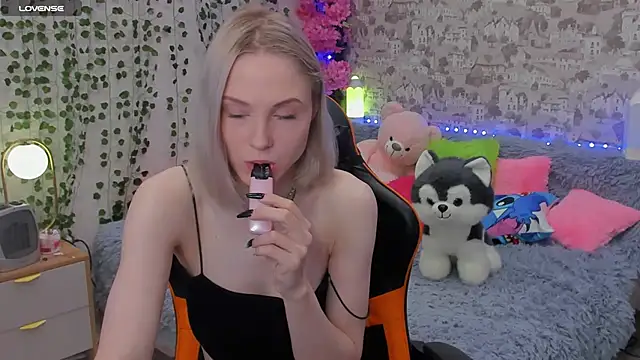 Snapshot of Gina_Gina_love chatting on June 10, 2:23 am Gina Gina love online show from June 10, 2:23 am