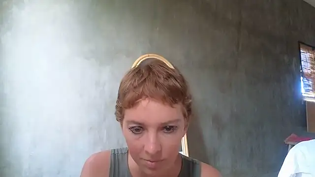 Snapshot of Ida-Rose chatting on December 3, 5:15 am Ida-Rose online show from December 3, 5:15 am