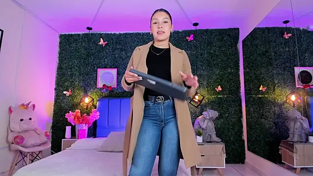 Snapshot of GabyyCute_ chatting on January 11, 3:11 am GabyyCute online show from January 11, 3:11 am