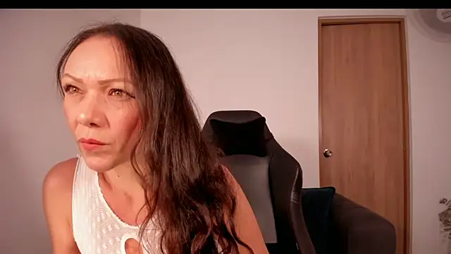 Snapshot of Cleoember_ chatting on December 18, 11:55 pm Cleoember online show from December 18, 11:55 pm