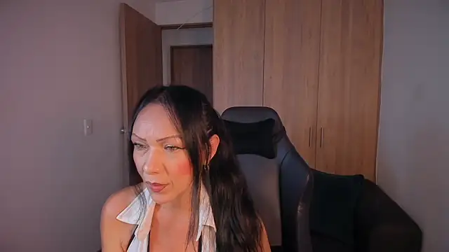 Snapshot of Cleoember_ chatting on February 13, 6:37 pm Cleoember online show from February 13, 6:37 pm