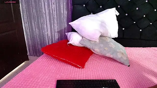 Snapshot of Elizabetth_Roman chatting on May 14, 3:08 pm Elizabetth Roman online show from May 14, 3:08 pm
