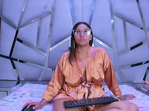 Snapshot of LunaaRousee chatting on January 11, 8:47 pm LunaaRousee online show from January 11, 8:47 pm