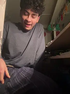 Snapshot of hungspanishtwink chatting on January 15, 5:27 pm hungspanishtwink online show from January 15, 5:27 pm