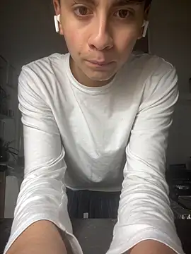 Snapshot of hungspanishtwink chatting on February 22, 12:12 am hungspanishtwink online show from February 22, 12:12 am