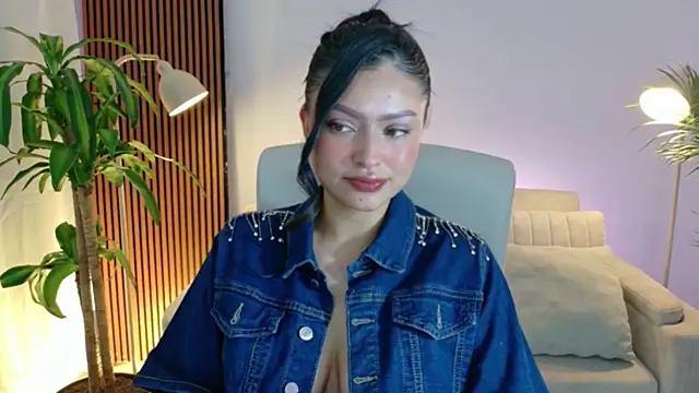 Snapshot of victoria___moon chatting on April 21, 2:01 pm victoria moon online show from April 21, 2:01 pm