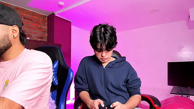 HotThreesoome online show from February 11, 12:32 pm