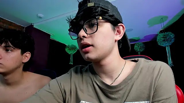 HotThreesoome online show from March 18, 12:52 pm