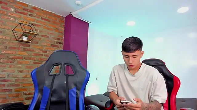 HotThreesoome online show from April 14, 1:17 pm