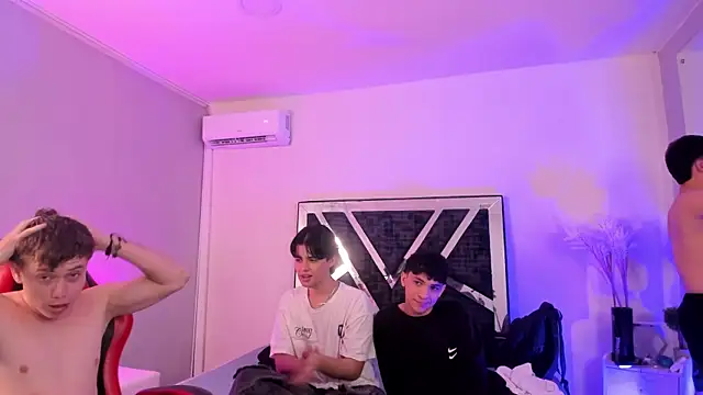 HotThreesoome online show from April 15, 2:51 am