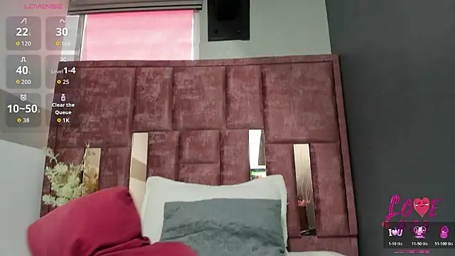 Kiara Fox   online show from March 5, 8:05 pm