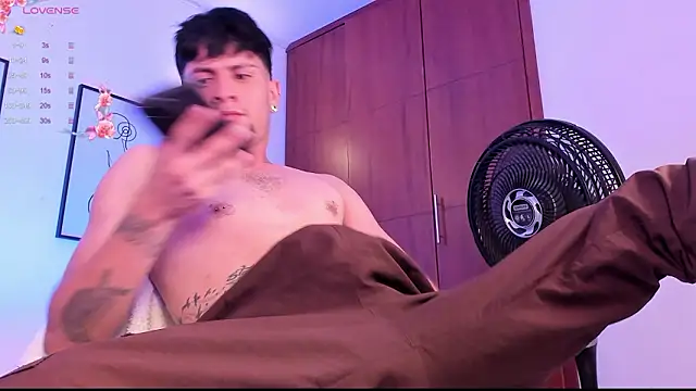 Snapshot of vaalentiino chatting on February 20, 6:26 am vaalentiino online show from February 20, 6:26 am