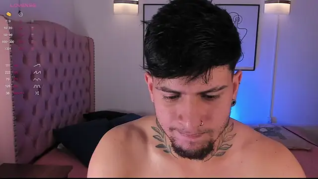 Snapshot of vaalentiino chatting on February 26, 7:35 pm vaalentiino online show from February 26, 7:35 pm