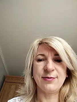 Snapshot of AhlyssaLove1155 chatting on May 31, 5:59 am AhlyssaLove1155 online show from May 31, 5:59 am