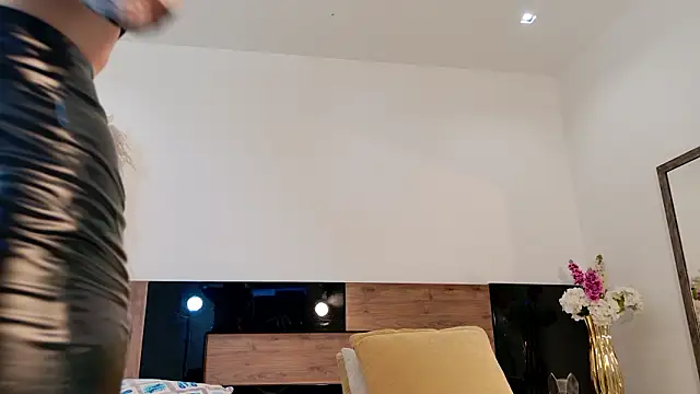 LucyHanks online show from March 4, 11:27 am