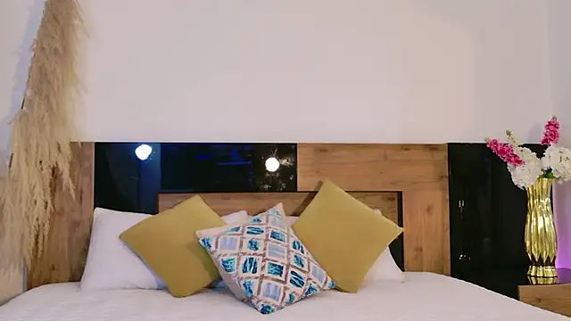 LucyHanks online show from March 25, 11:16 am