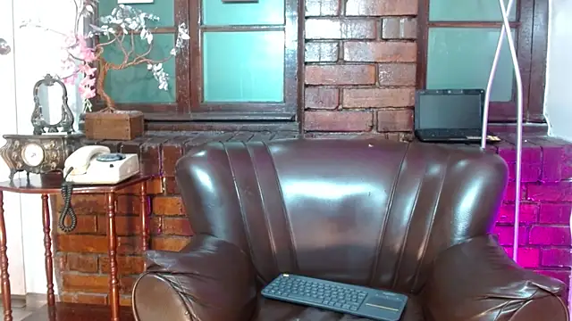 Snapshot of Sue_Sparkle chatting on December 19, 7:10 pm Sue Sparkle online show from December 19, 7:10 pm