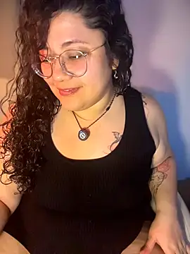 Snapshot of VanesssaMilf_ chatting on April 9, 3:28 am VanesssaMilf online show from April 9, 3:28 am