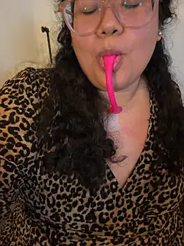 Snapshot of VanesssaMilf_ chatting on May 6, 11:32 pm VanesssaMilf online show from May 6, 11:32 pm